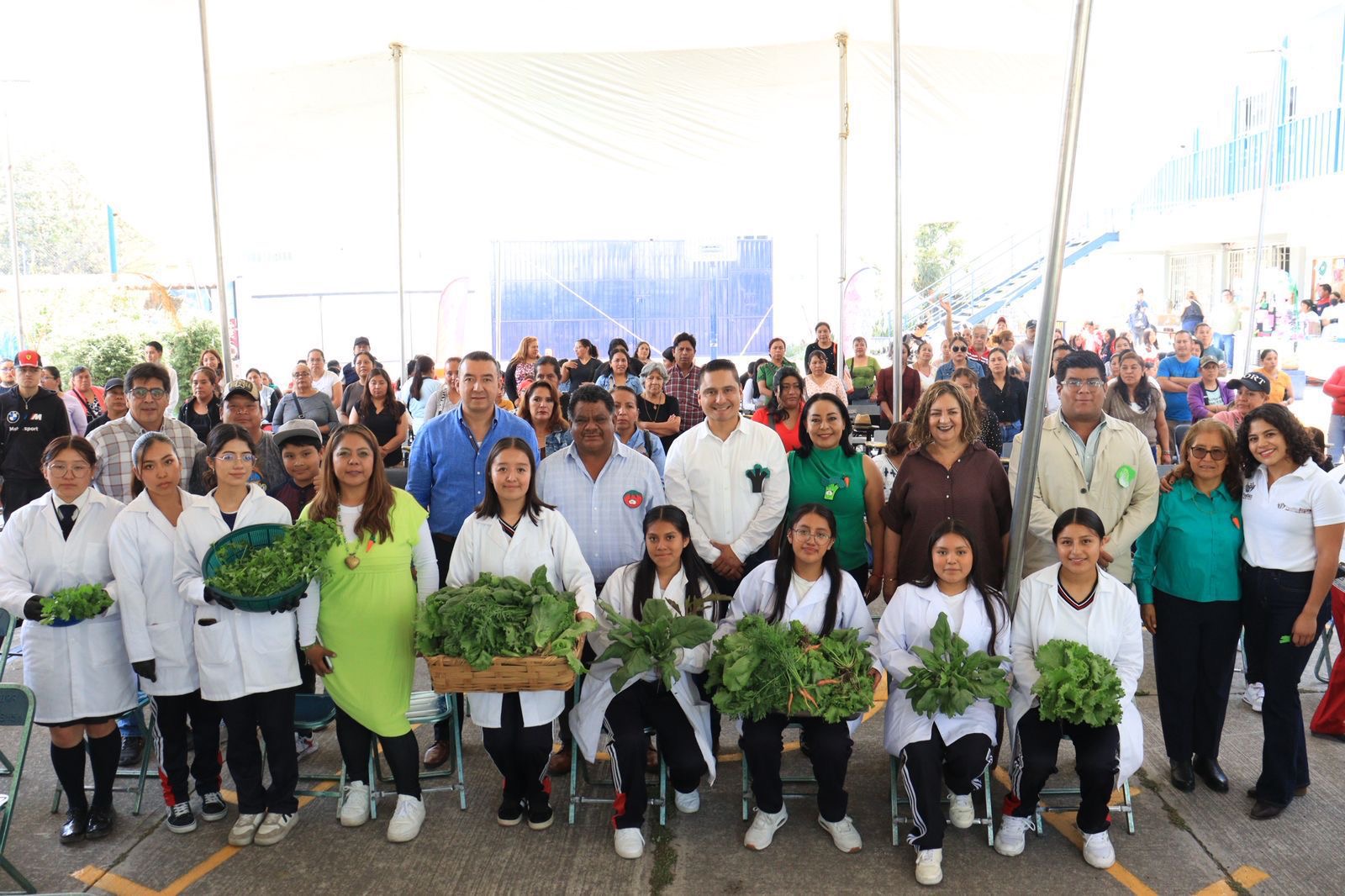 Capacitan a estudiantes del municipio de Puebla en aprovechamiento de huertos escolares